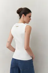 Top negro tejido sin mangas con escote en V y cuello tipo solapa.