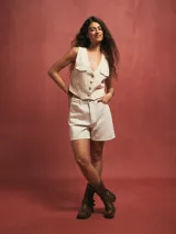 Short celeste de jean con bolsillos delanteros y traseros.