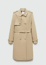 Abrigo trench clásico color beige, de corte recto, largo hasta la rodilla, con doble botonadura, cuello con solapas, cinturón ajustable, trabillas en los puños y abertura en la parte posterior. 