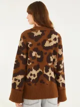 Suéter de tejido de punto con estampado de leopardo en tonos tierra, con un diseño holgado, mangas largas y borde acanalado.