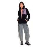 Campera polar de mujer Caterpillar, color negro con detalles en lila. Cuenta con cierre frontal, bolsillo en el pecho con cierre y bolsillos laterales.