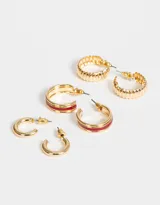 Set de tres pares de aros argolla dorados con diferentes diseños: un par liso, un par texturizado y un par con detalle de esmalte rojo.