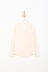 Blusa color blanco hueso de gasa con escote en V y mangas largas.