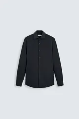 Camisa slim fit negra de manga larga con cuello italiano abierto y cierre frontal con botones.