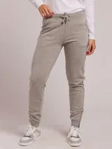 Pantalón de jogging gris oscuro con cintura elástica y cordón ajustable.