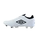 Botines de fútbol blancos con detalles en color naranja, diseñados para jugadores de fútbol.