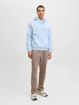 Pantalón de jogging color marrón claro, de algodón y poliéster reciclado, con cintura elástica ajustable con cordón, corte relajado y logo bordado en blanco.