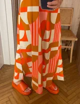 Sandalias de plataforma color naranja, con tira ancha sobre el empeine y suela gruesa.