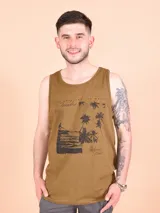 Musculosa color oliva con estampa de temática playera y surf, incluyendo palmeras, olas y texto que hace referencia a California.