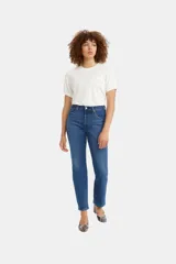 Jeans Levi's 501 de tiro alto, pierna recta y bragueta con botones.