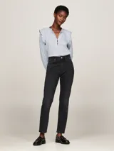 Jean tobillero de talla alta en color negro, con ajuste slim, tejido denim elástico y estilo de cinco bolsillos.
