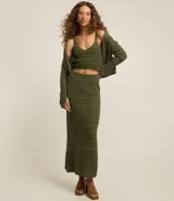 Blusa de punto color verde militar con breteles finos y escote en V.