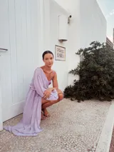 Vestido largo azul marino con un hombro descubierto, manga larga abullonada y falda irregular con sobrevestido de crepé.