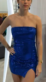 Minivestido azul eléctrico con lentejuelas, strapless, ajustado al cuerpo y con abertura en la pierna.