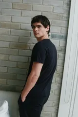 Pack de dos remeras negras de algodón con cuello en V y etiqueta de la marca en el cuello.