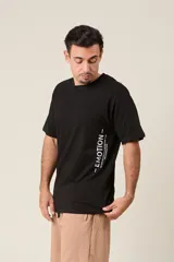 Remera negra de algodón con estampado frontal de la palabra "Emotion" en color blanco.