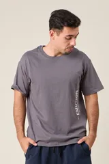 Remera negra de algodón con estampado frontal de la palabra "Emotion" en color blanco.