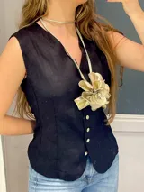 Accesorio dorado con forma de flor, que puede usarse como colgante, faja o gargantilla.