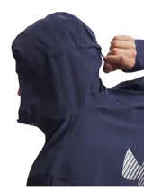 Campera deportiva Under Armour VLCT PRO STRM para hombre, color azul marino, con cierre frontal, capucha y logo reflectivo en el pecho. Ideal para running y actividades al aire libre.