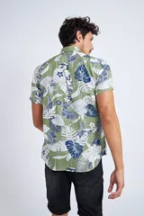 Camisa de manga corta con estampado floral de hojas en tonos azules y beige, con corte slim y cartera abotonada.