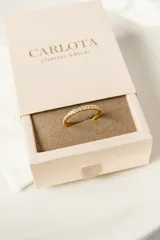 Anillo dorado de acero quirúrgico con circonitas engarzadas en hilera.