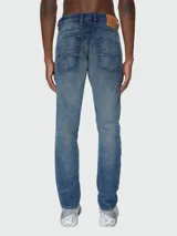 Pantalón de jean Diesel modelo Jogg Krooley Sweat, color celeste con efecto desgastado.