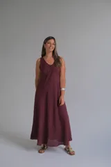 Vestido largo color borgoña, de corte suelto y sin mangas, con escote en V.