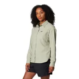 Camisa de senderismo color verde claro, de manga larga, con protección solar FPS 50, tejido que absorbe el sudor y neutraliza los olores, y ventilaciones de malla transpirable. Cuenta con tapeta abotonada con broches, bolsillo en el pecho con cierre a presión en el lado derecho, bolsillo en el pecho en el lado izquierdo con entrada lateral y cierre de velcro, y pequeño bolsillo en el lado interior derecho.