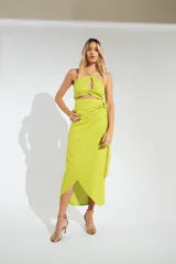Crop top verde pistacho reversible con tiras extra largas para cruzar.