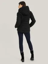 Campera acolchada negra con cierre de cremallera, cuello alto con capucha, mangas largas y bolsillos laterales con cremallera.