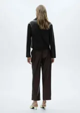 Pantalón marrón de cuero sintético con cintura elástica ajustable con cordón y bolsillos laterales.