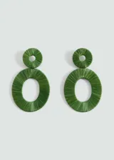 Aros colgantes con forma circular, color verde, hechos de rafia.