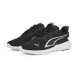 Championes Puma All-Day Active In Motion, color negro con detalles en gris y amarillo.