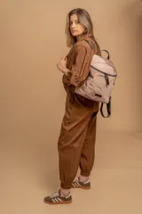 Mochila urbana de diseño compacto, color violeta/malva, con acabado ligeramente brillante. Presenta un compartimento principal con doble cierre superior y bolsillos laterales con cierre.