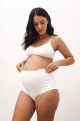 Culotte maternal blanco de algodón con doble tela, sin elásticos que marquen. Ideal para embarazo y postparto.