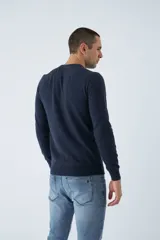 Sweater de algodón con cashmere color beige, de corte clásico, con cuello redondo a la base, puños y dobladillo acanalados y logo bordado en el pecho.