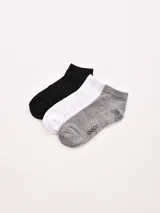 Pack de tres pares de medias de corte bajo, un par negro, un par blanco y un par gris con la marca 'GREGO' estampada en el lateral.