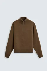 Jersey marrón de punto con cuello alto y cierre de cremallera frontal.