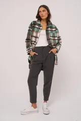 Pantalón de vestir gris oscuro, de corte chupín, con cierre y botón.