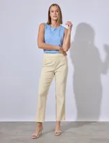 Pantalón de gabardina en color amarillo con estampado de rayas, con bolsillos simulados en la parte delantera.