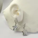 Par de aros colgantes plateados de acero quirúrgico hipoalergénico, con forma de estrella inflada. El aro mide 1,7cm de diámetro y 3mm de grosor. El dije de estrella mide 3cm de alto y el peso total es de 12 gramos.