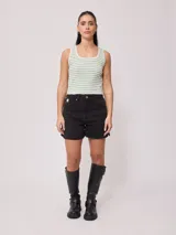 Musculosa a rayas horizontales verdes y blancas, de corte ajustado y breteles anchos.