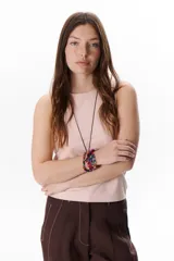 Musculosa marrón con cuello redondo y sisas anchas.