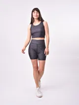 Top deportivo corto estampado con flores abstractas en tonos azul, lila y rosa. Diseño de espalda deportiva.