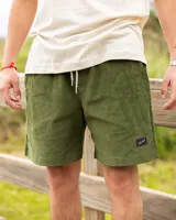 Short de pana verde con cintura elástica ajustable con cordón.