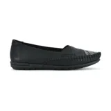 Zapato casual tipo mocasín color negro, con puntera redondeada y detalle de aplique brillante.