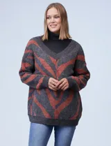 Buzo tejido, marca Joseph A, modelo amplio, con cuello alto y estampado con líneas diagonales color ladrillo sobre fondo gris.