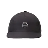 Gorra negra con visera plana y logo de Sun Bum bordado en blanco en el frente.
