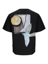 Camiseta negra de manga corta con cuello redondo y corte holgado. Estampa abstracta en la espalda con impresión de goma suave al tacto.