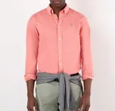 Camisa de hombre de algodón BCI color coral, con corte regular fit, cuello buttondown y logo bordado en el pecho.